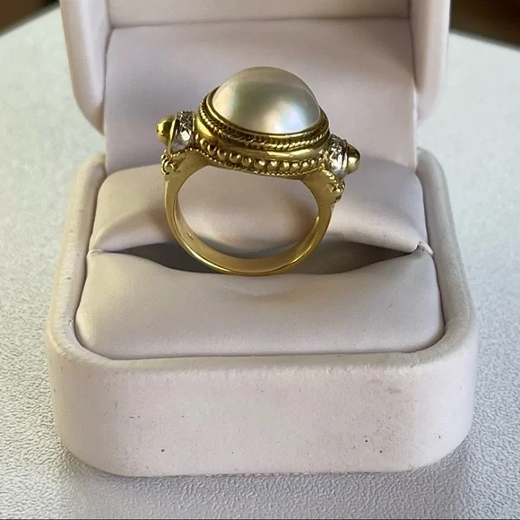 Authentic White Mabé Pearl 18kt gold w/ diamonds cocktail ring retail $3000 - Picture 9 of 11